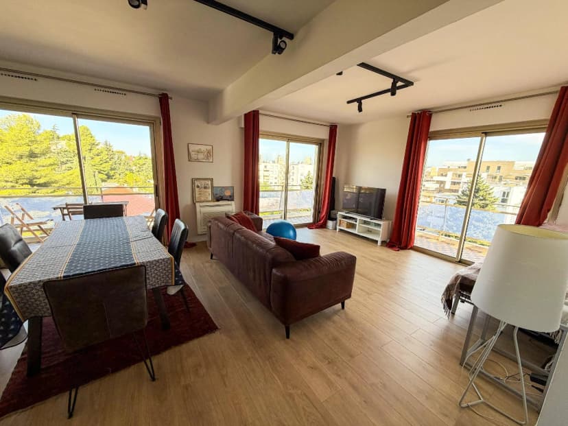 thumbnail of estate's photo